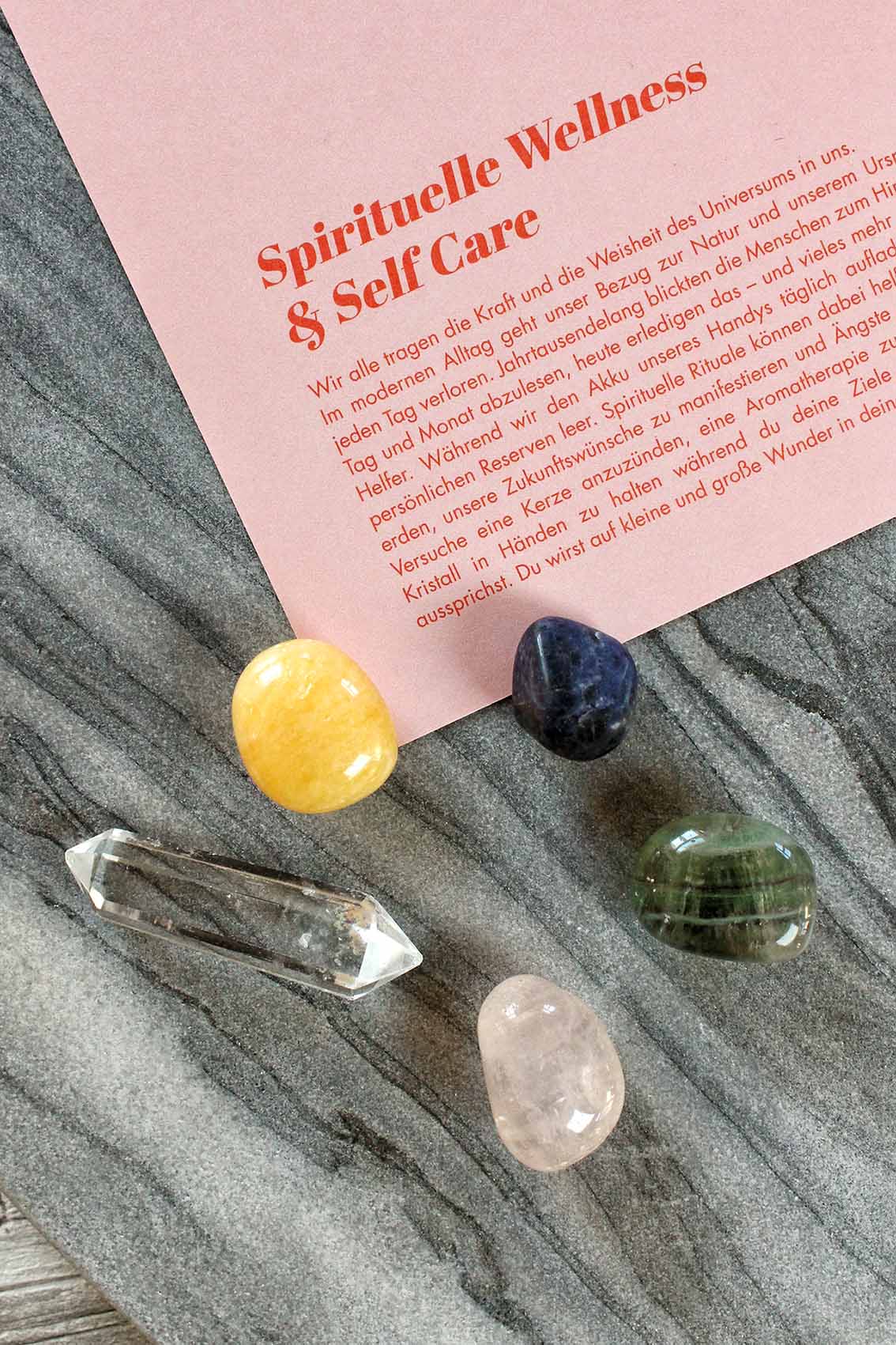 moderne Spiritualität Heilsteine Bergkristall, Orangencalcit, Sodalith, Regenbogenfluorit und Rosenquarz